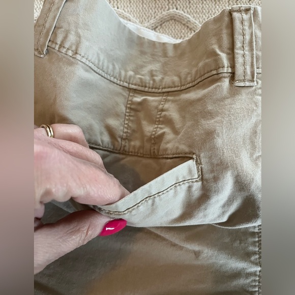 Old Navy Tan Khaki Everyday Shorts, cotton & spandex blend, Women’s size 4 - Picture 2 of 9